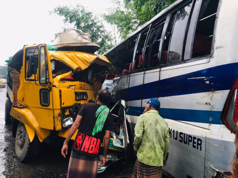 সাঁথিয়ায় কোচ ও ট্রাকের সংঘর্ষে নিহত-৩, আহত ১০