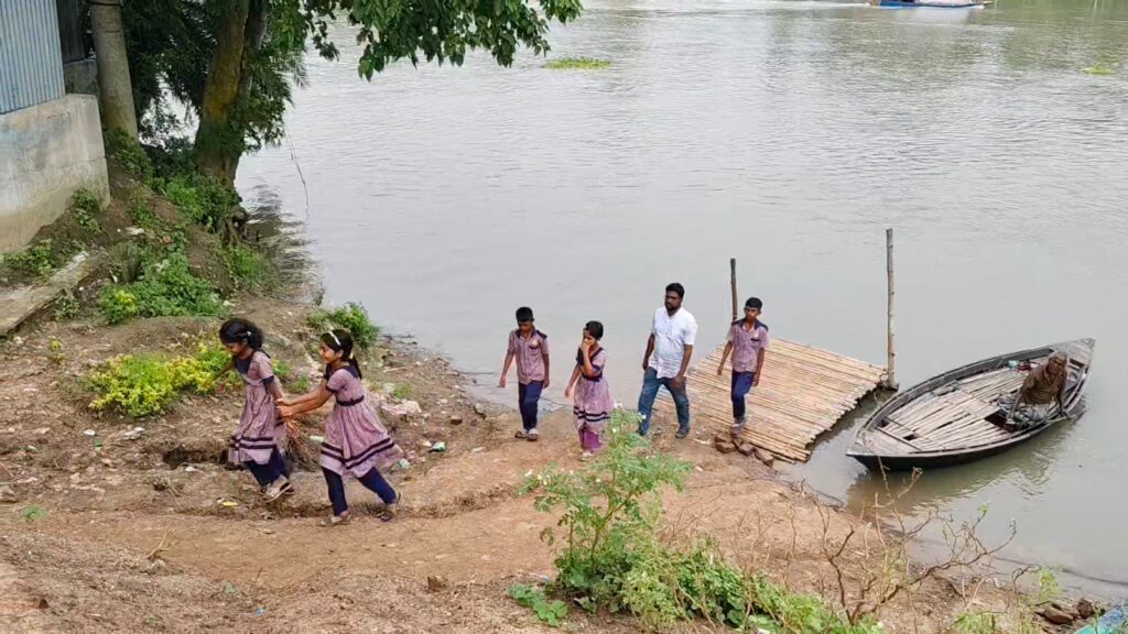ভাঙ্গুড়ার কৈডাঙ্গার গুমানী নদীতে সেতুর দাবী ভুক্তভোগী মানুষের 