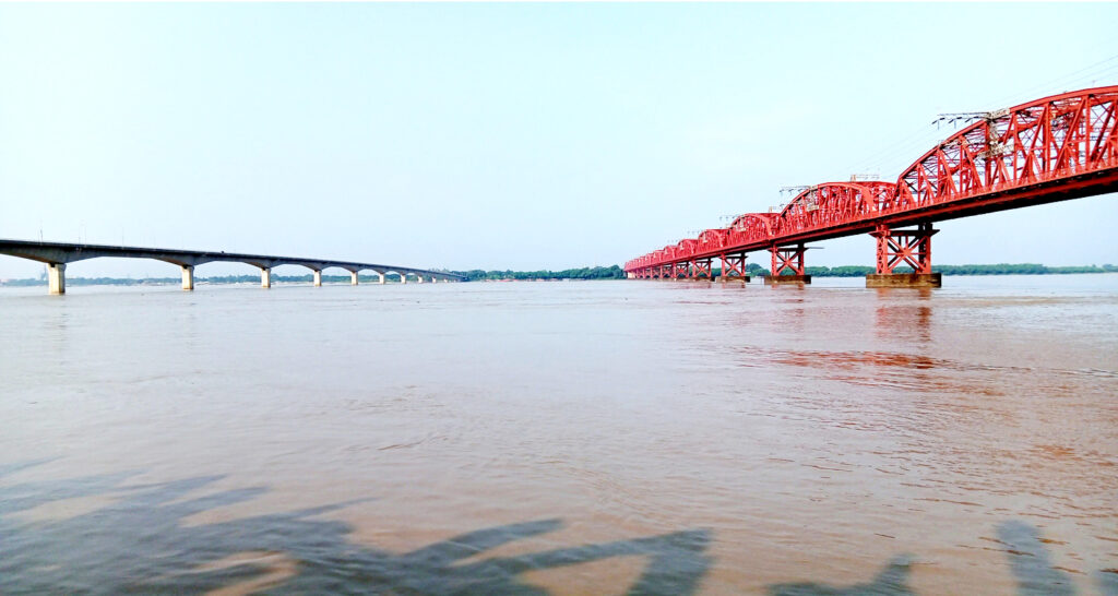 হার্ডিঞ্জ ব্রিজ পয়েন্টে পদ্মায় প্রতিদিনই বাড়ছে পানি