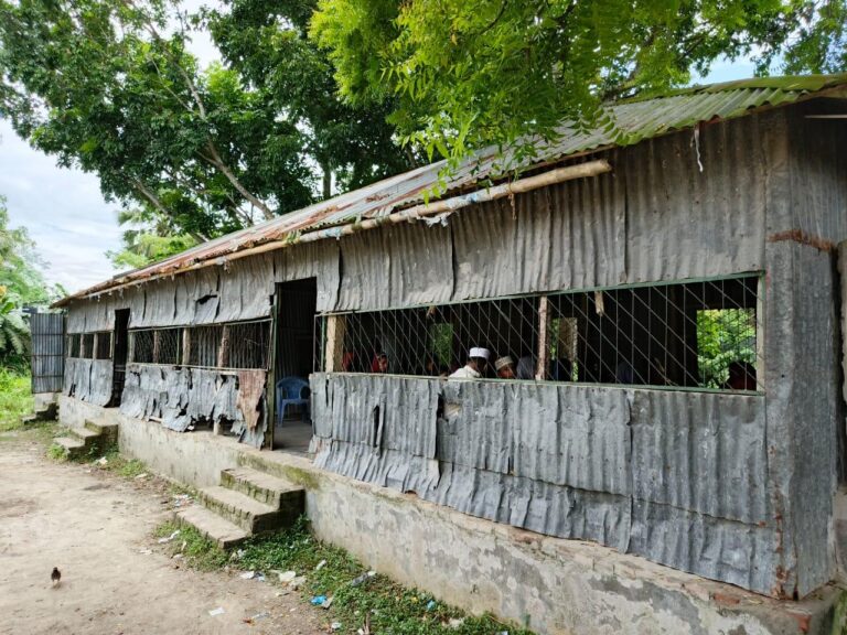 নড়বড়ে টিনের ঘরে ঝুঁকি নিয়ে ক্লাস করছে মাদ্রাসার শিক্ষার্থীরা