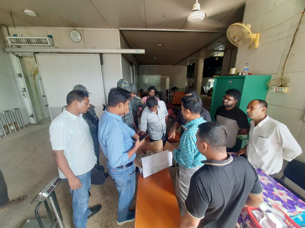 পাবনায় সেভেন স্টারে মেয়াদ উত্তীর্ণ মাছ ও মূল্য তালিকা না থাকায় আর্থিক জরিমানা আদায়। 