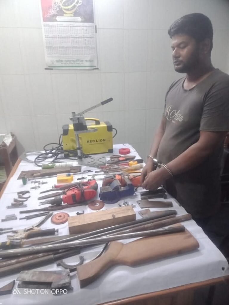 পাবনায় চতরার বিলে অস্ত্র তৈরির কারখানার সন্ধান, সরঞ্জামসহ আটক ১