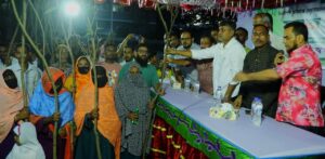 পাবনায় বিএনপির উদ্যোগে ফলজ গাছ বিতরণ