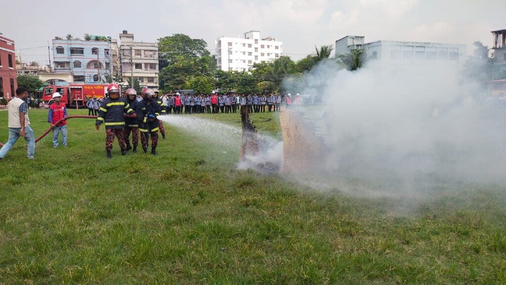 পাবনায় ভূমিকম্প ও অগ্নিকাণ্ড মহড়া অনুষ্ঠিত 