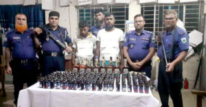 পাবনার বেড়ায় পাথরভর্তি ট্রাক থেকে ফেনসিডিল উদ্ধার: চালকসহ আটক দুই পাবনার বেড়ায় পাথরভর্তি ট্রাক থেকে ফেনসিডিল উদ্ধার: চালকসহ আটক দুই