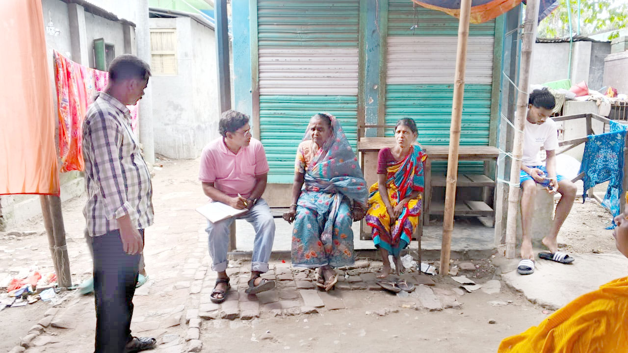 অন্ধকারে আলোর যাত্রা : পাবনার হরিজন কলোনীর জীবনের গল্প অন্ধকারে আলোর যাত্রা : পাবনার হরিজন কলোনীর জীবনের গল্প