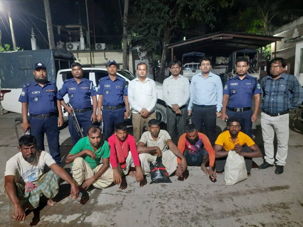 মা ইলিশ রক্ষা অভিযানে পাবনায় ৬ জেলে আটক, কারেন্ট জাল ধ্বংস