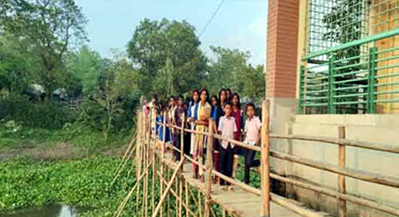 ভাঙ্গুড়ায় স্কুলে যেতে ভরসা বাঁশের সাঁকো