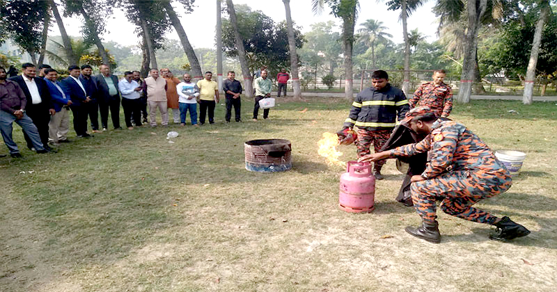 ঈশ্বরদীতে ফায়ার সার্ভিস ও সিভিল ডিফেন্সের অগ্নি নির্বাপণী মহড়া ঈশ্বরদীতে ফায়ার সার্ভিস ও সিভিল ডিফেন্সের অগ্নি নির্বাপণী মহড়া