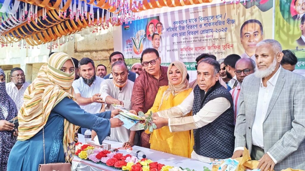 ভাঙ্গুড়ায় রাস্তা কেটে পুকুর, প্রতিবাদে এলাকাবাসীর মানববন্ধন