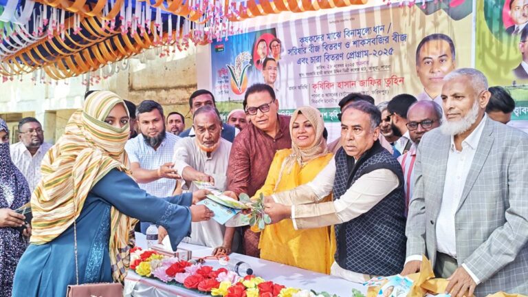 ভাঙ্গুড়ায় রাস্তা কেটে পুকুর, প্রতিবাদে এলাকাবাসীর মানববন্ধন