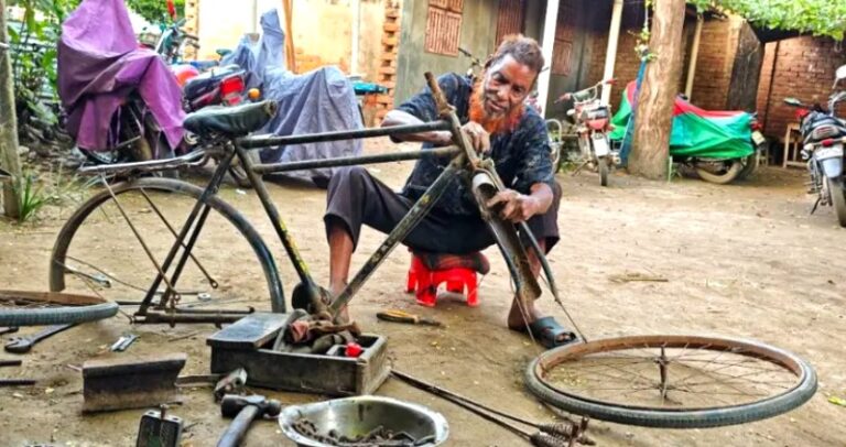 জীবনযুদ্ধে ৫৩ বছর নিঃশব্দ পার করলেন ভাঙ্গুড়ার ‘কাশেম মেকার