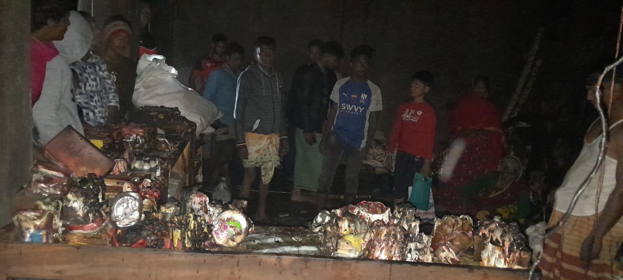 সাঁথিয়ায় বিদ্যুতের শখ সার্কিটে আগুন, পাঁচ লাখার মালামাল ভষ্মিভূত