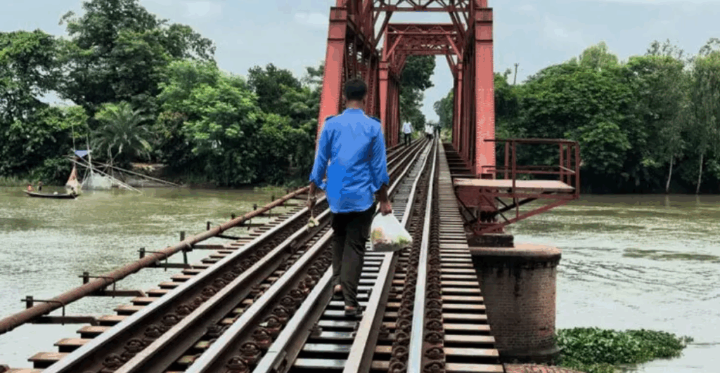 ভাঙ্গুড়ার গুমানী নদীর ওপর রেল সেতুটি কৈডাঙ্গাসহ প্রায় ১৫টি গ্রামের হাজার মানুষের পারাপারের একমাত্র রাস্তা ভাঙ্গুড়ার গুমানী নদীর ওপর রেল সেতুটি কৈডাঙ্গাসহ প্রায় ১৫টি গ্রামের হাজার মানুষের পারাপারের একমাত্র রাস্তা