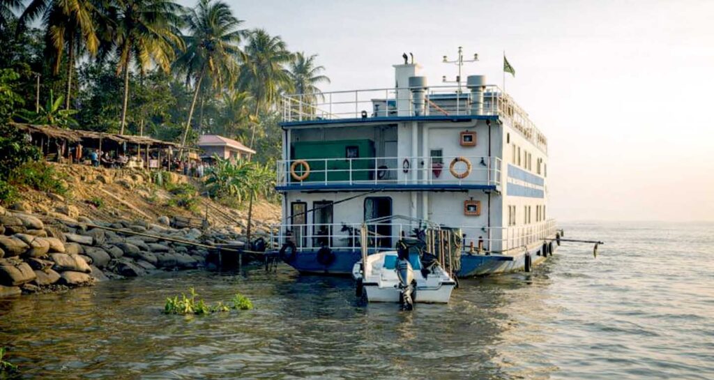 চরাঞ্চলের মানুষের জন্য হাতের নাগালে ভাসমান আধুনিক হাসপাতাল