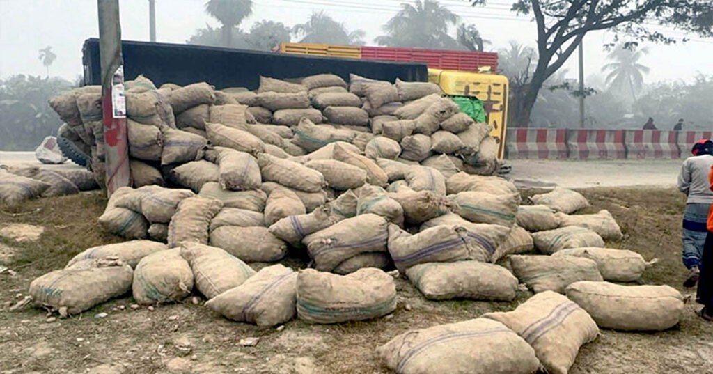 ঈশ্বরদীতে ঘন কুয়াশায় নিয়ন্ত্রন হারিয়ে উল্টে গেছে আলু ভর্তি ট্রাক ঈশ্বরদীতে ঘন কুয়াশায় নিয়ন্ত্রন হারিয়ে উল্টে গেছে আলু ভর্তি ট্রাক