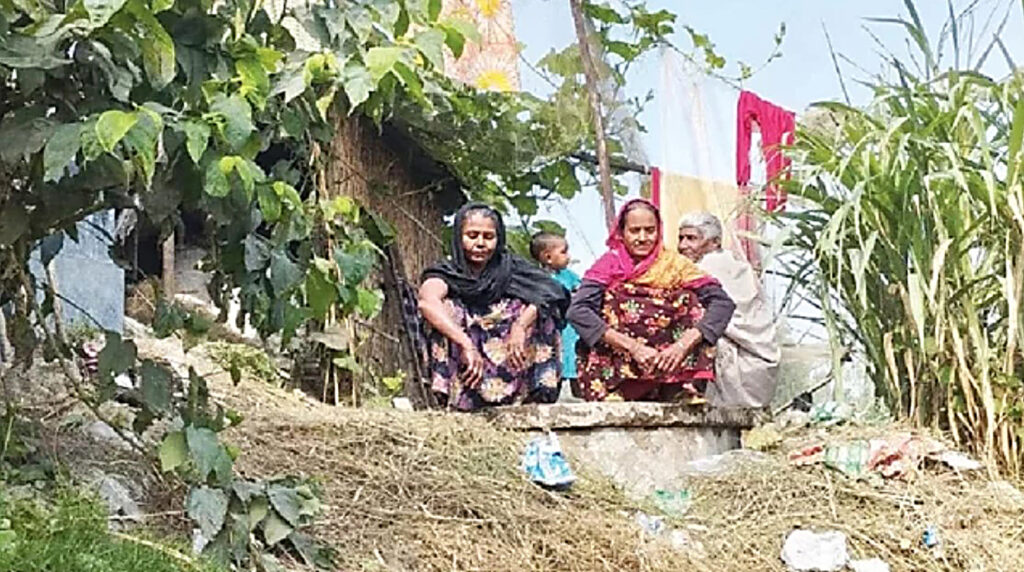 সূর্যের অপেক্ষায় রাত কাটে পাবনার বেড়া উপজেলায় বাঁধে আশ্রিতদের