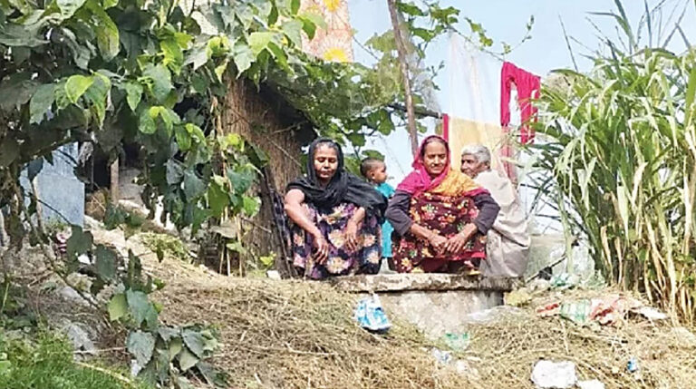 সূর্যের অপেক্ষায় রাত কাটে পাবনার বেড়া উপজেলায় বাঁধে আশ্রিতদের