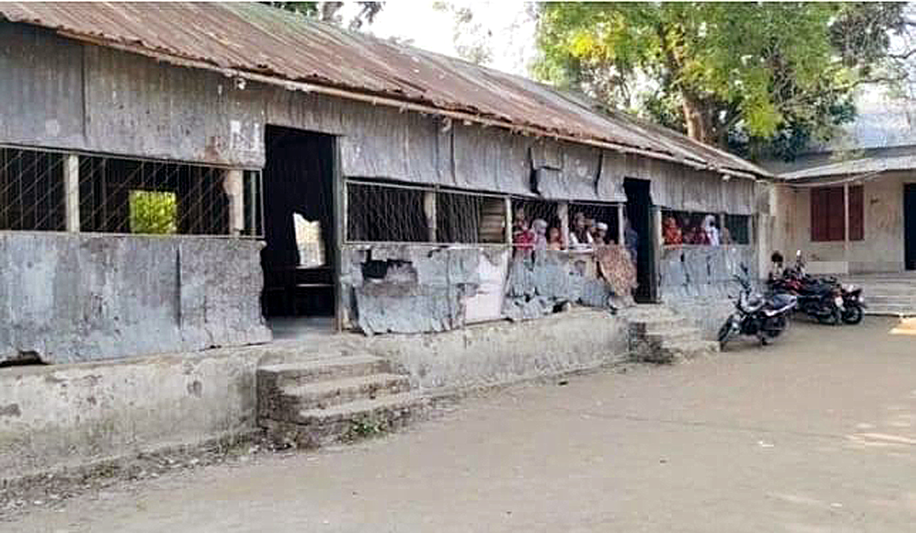 পাবনার ভাঙ্গুড়ায় নড়বড়ে টিনের ঘরে ঝুঁকি নিয়ে চলছে পাঠদান, আতঙ্কে শিশুরা পাবনার ভাঙ্গুড়ায় নড়বড়ে টিনের ঘরে ঝুঁকি নিয়ে চলছে পাঠদান, আতঙ্কে শিশুরা
