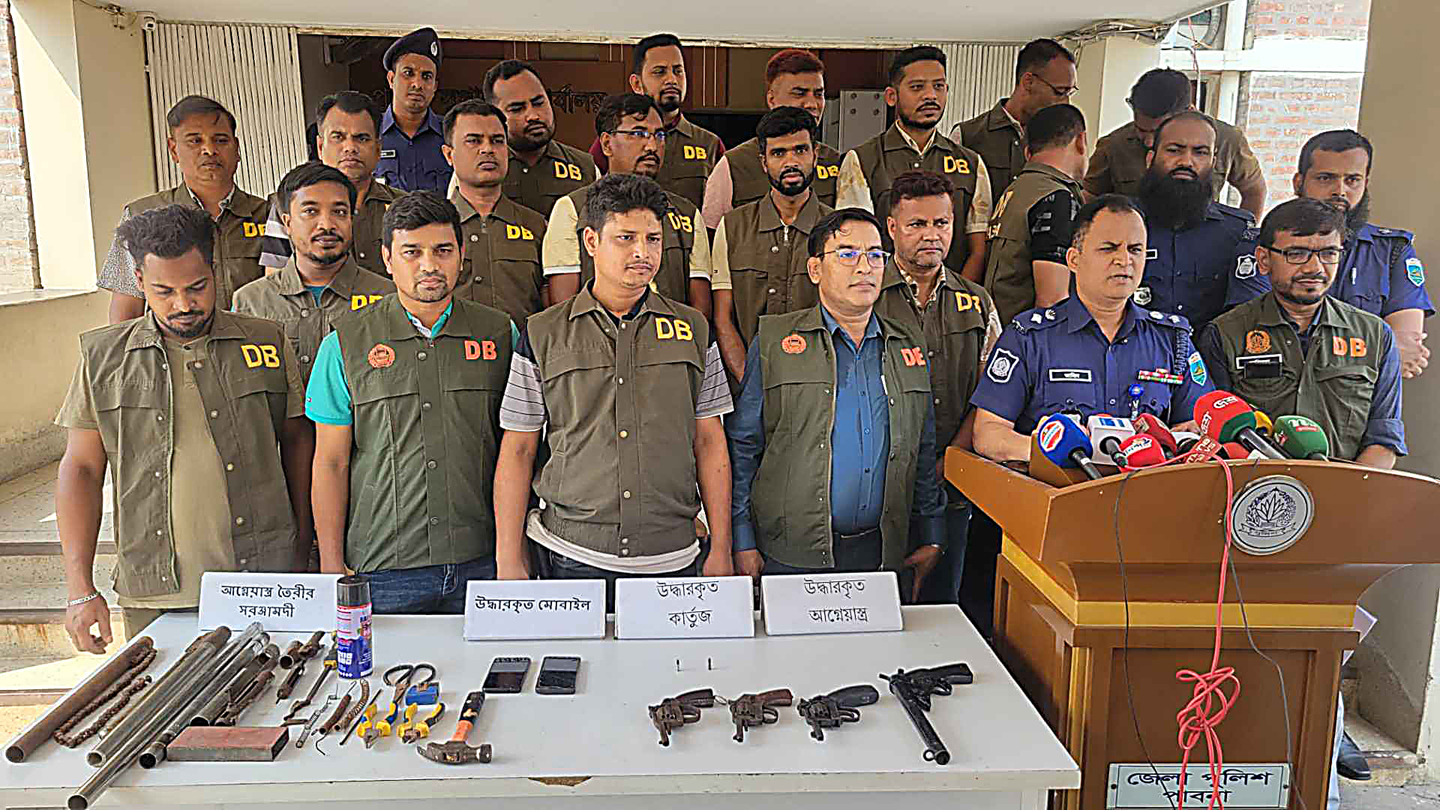 পাবনায় অস্ত্র তৈরির কারখানার সন্ধান: বিপুল অস্ত্রসহ গ্রেফতার ১