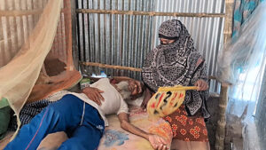 আটঘরিয়ায় ১০৪ বছরের বৃদ্ধ পিতাকে বাড়ি থেকে বের করে দিল কুলাঙ্গার সন্তান