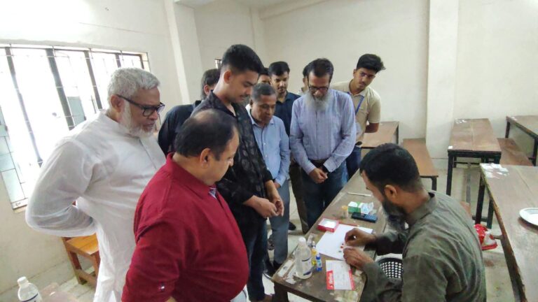পাবনা কলেজের শিক্ষার্থীদের রক্তের গ্রুপ নির্ণয় ক্যাম্প ও শিক্ষকদের সাথে মতবিনিময়