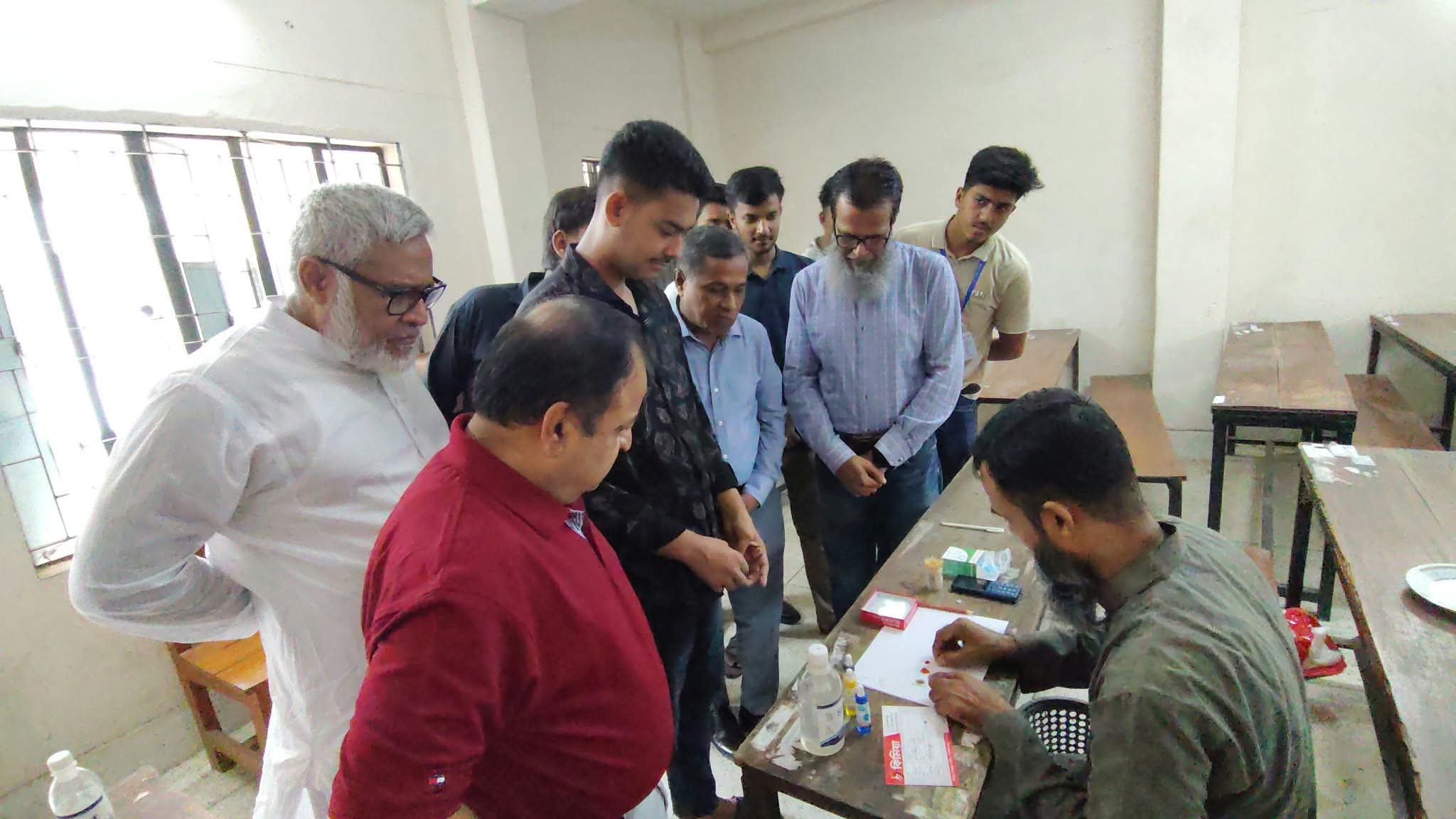 পাবনা কলেজের শিক্ষার্থীদের রক্তের গ্রুপ নির্ণয় ক্যাম্প ও শিক্ষকদের সাথে মতবিনিময়